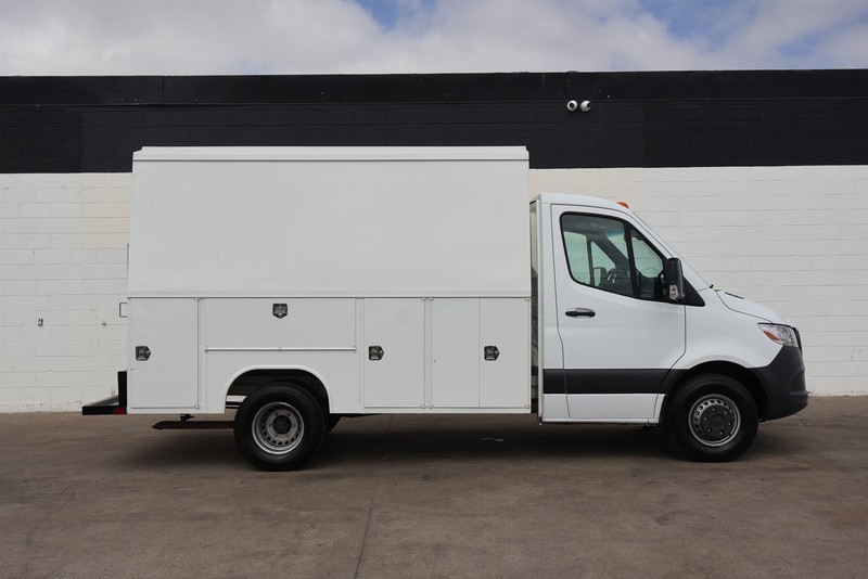 Mercedes-Benz Sprinter 3500 Vehicle Full-screen Gallery Image 01