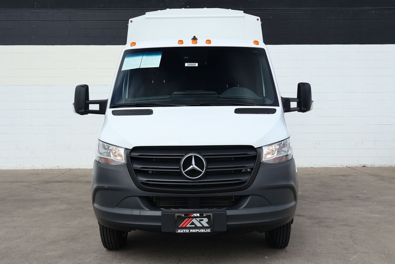 Mercedes-Benz Sprinter 3500 Vehicle Full-screen Gallery Image 03