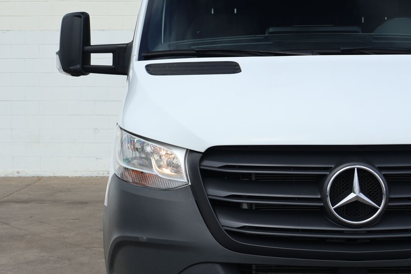 Mercedes-Benz Sprinter 3500 Vehicle Full-screen Gallery Image 04