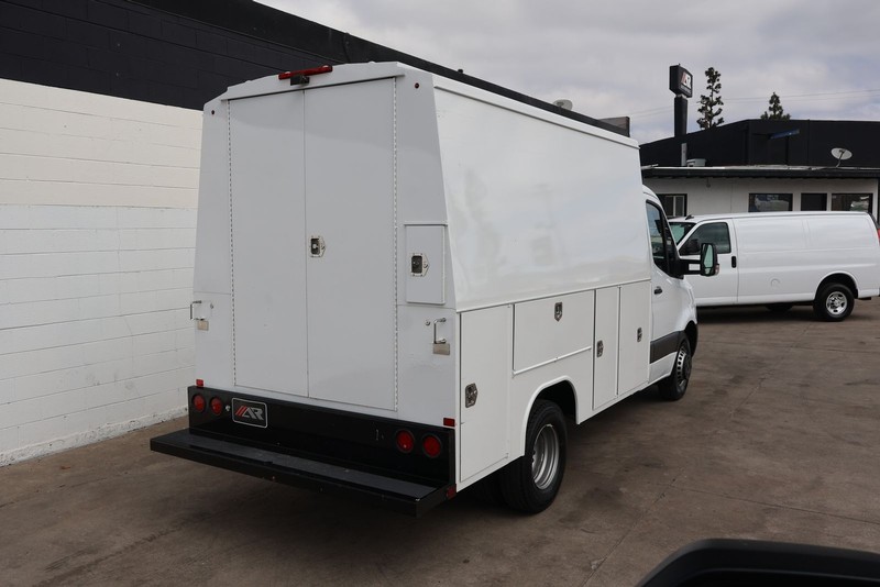 Mercedes-Benz Sprinter 3500 Vehicle Full-screen Gallery Image 05