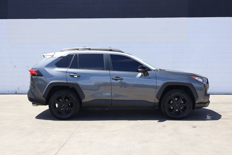 Toyota RAV4 Vehicle Full-screen Gallery Image 04