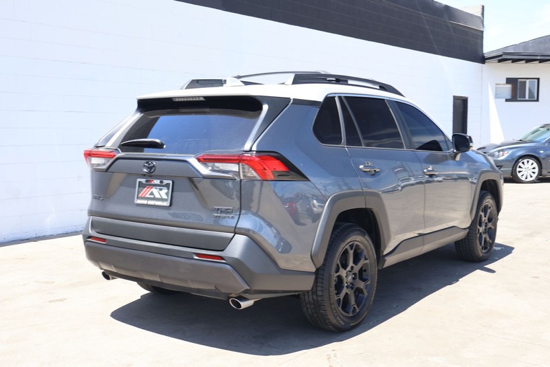 Toyota RAV4 Vehicle Full-screen Gallery Image 05