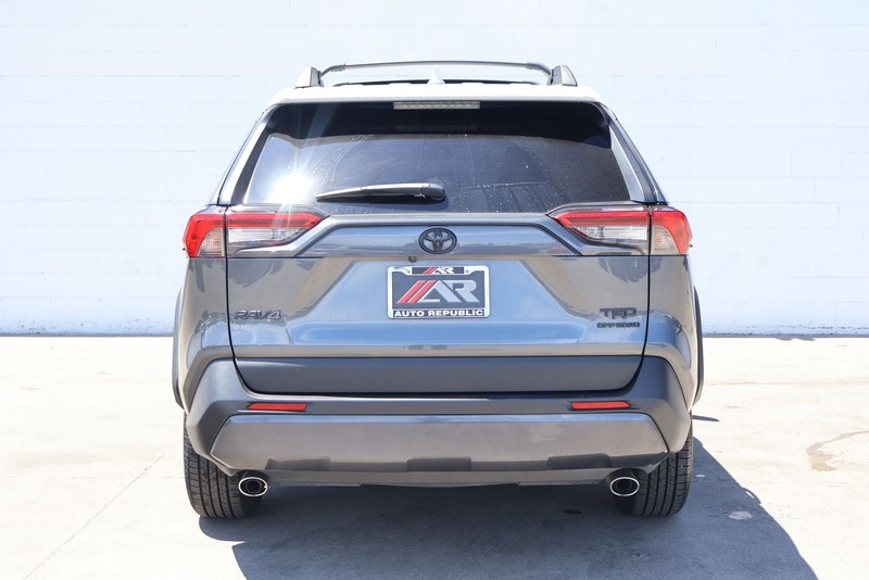 Toyota RAV4 Vehicle Full-screen Gallery Image 06