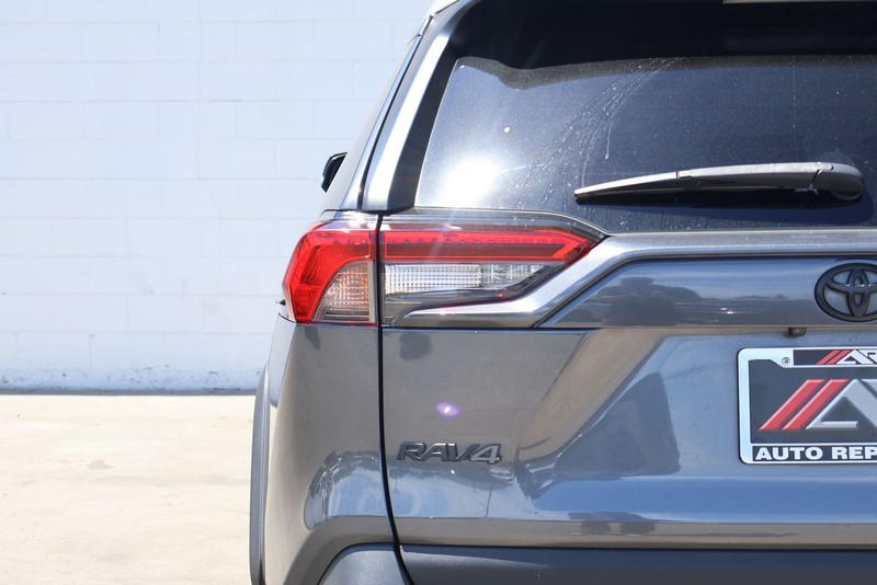 Toyota RAV4 Vehicle Full-screen Gallery Image 07