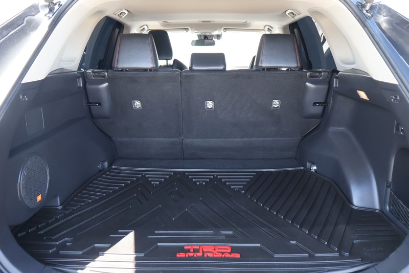 Toyota RAV4 Vehicle Full-screen Gallery Image 08