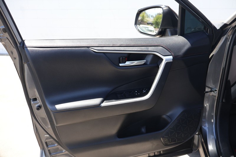 Toyota RAV4 Vehicle Full-screen Gallery Image 12