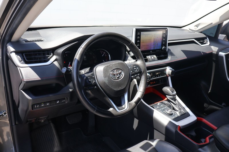 Toyota RAV4 Vehicle Full-screen Gallery Image 13