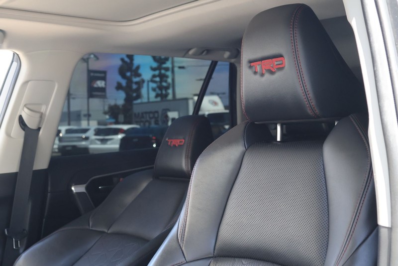 Toyota RAV4 Vehicle Full-screen Gallery Image 15