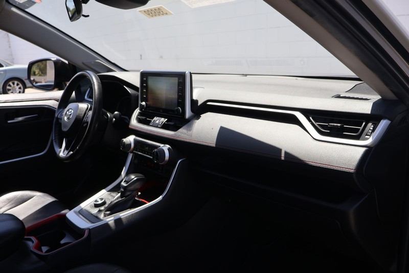 Toyota RAV4 Vehicle Full-screen Gallery Image 16