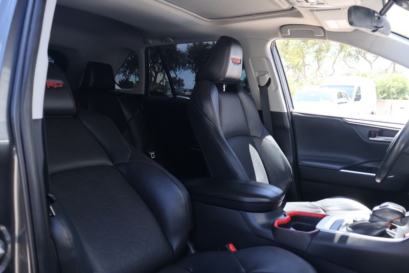 Toyota RAV4 Vehicle Full-screen Gallery Image 17