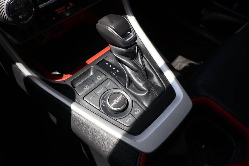 Toyota RAV4 Vehicle Full-screen Gallery Image 28