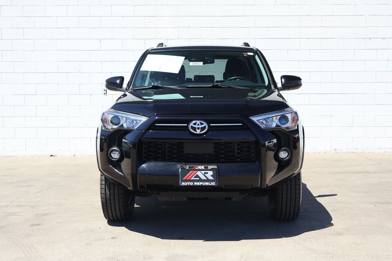 Toyota 4Runner Vehicle Full-screen Gallery Image 02