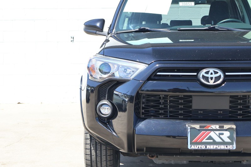 Toyota 4Runner Vehicle Full-screen Gallery Image 03