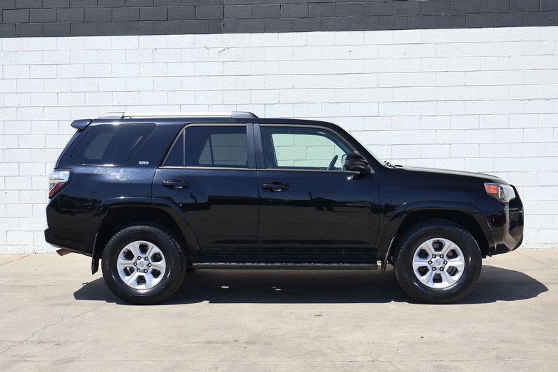 Toyota 4Runner Vehicle Full-screen Gallery Image 04