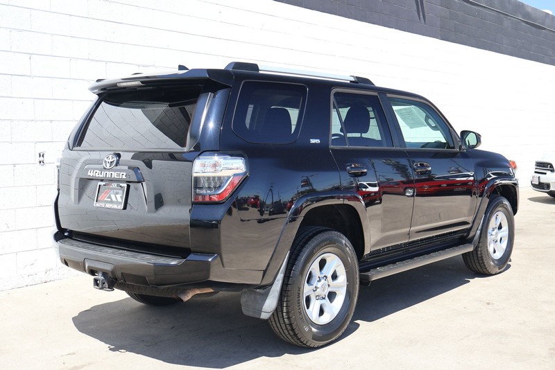 Toyota 4Runner Vehicle Full-screen Gallery Image 05
