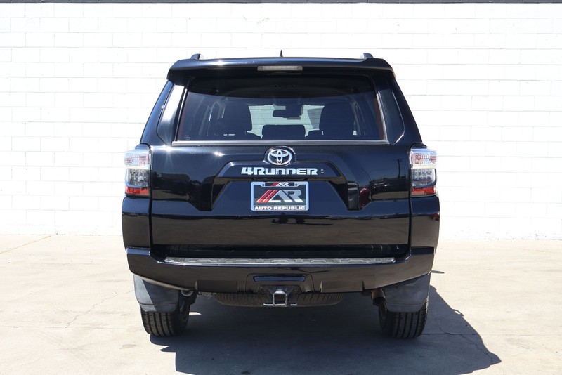 Toyota 4Runner Vehicle Full-screen Gallery Image 06