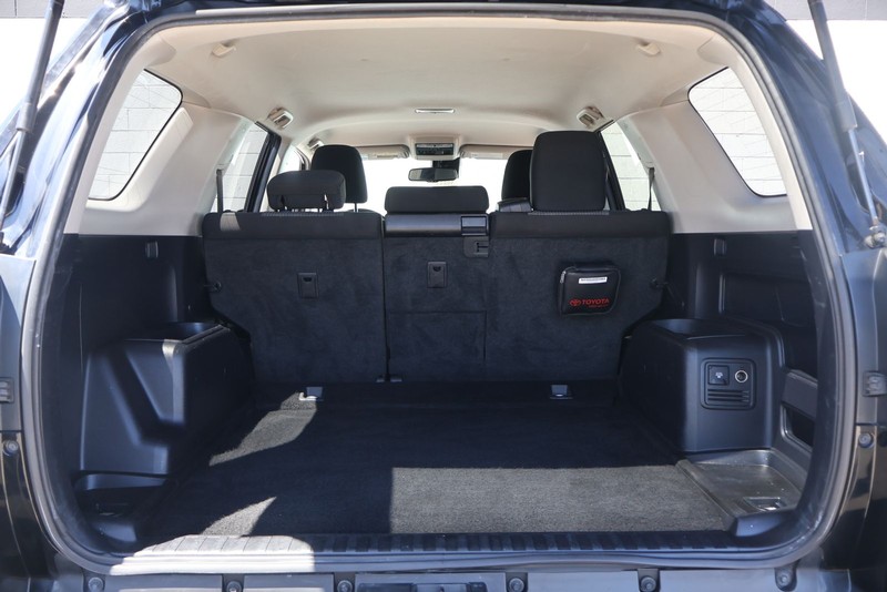 Toyota 4Runner Vehicle Full-screen Gallery Image 08