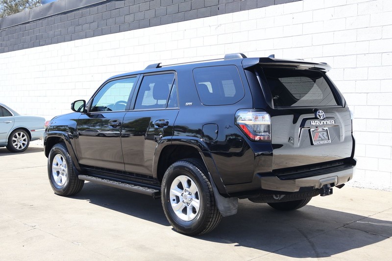 Toyota 4Runner Vehicle Full-screen Gallery Image 09