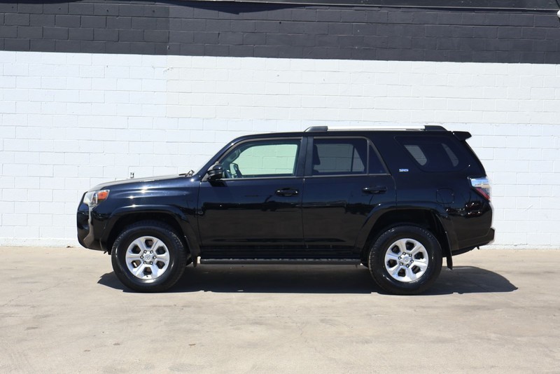 Toyota 4Runner Vehicle Full-screen Gallery Image 10