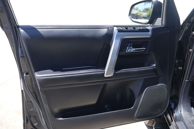 Toyota 4Runner Vehicle Full-screen Gallery Image 14