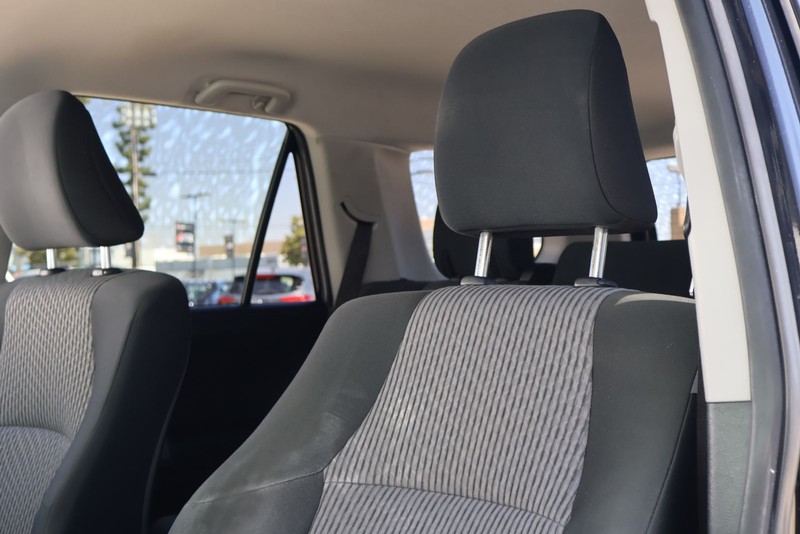 Toyota 4Runner Vehicle Full-screen Gallery Image 17
