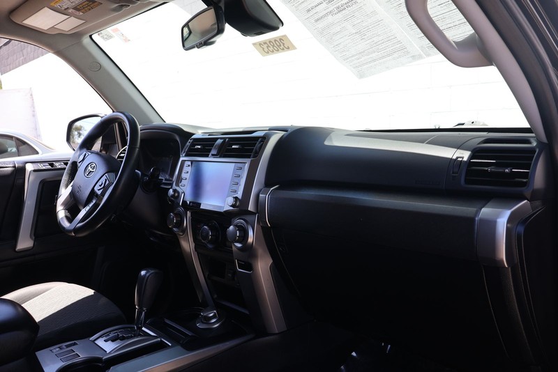 Toyota 4Runner Vehicle Full-screen Gallery Image 18