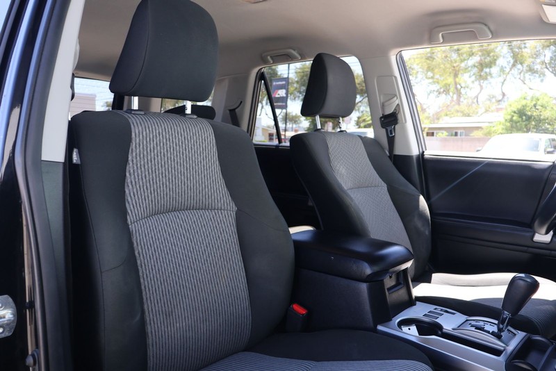 Toyota 4Runner Vehicle Full-screen Gallery Image 19