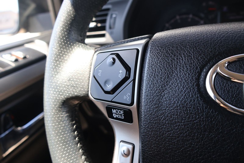 Toyota 4Runner Vehicle Full-screen Gallery Image 24