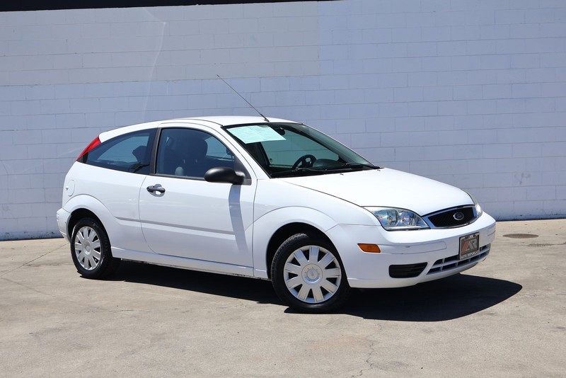 Ford Focus Hatchback Vehicle Full-screen Gallery Image 01
