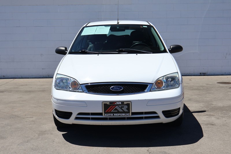 Ford Focus Hatchback Vehicle Full-screen Gallery Image 02