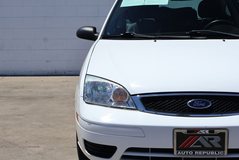 Ford Focus Hatchback Vehicle Full-screen Gallery Image 03