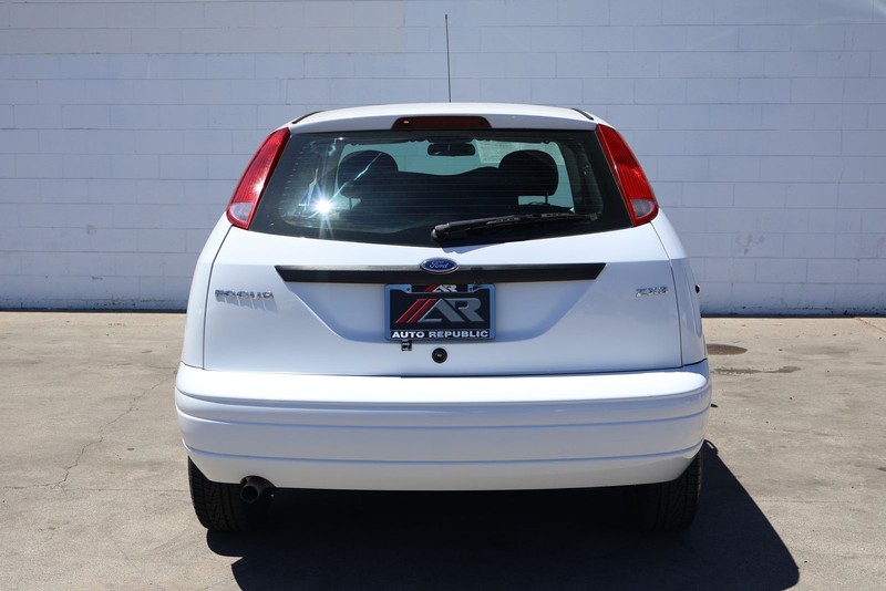 Ford Focus Hatchback Vehicle Full-screen Gallery Image 04