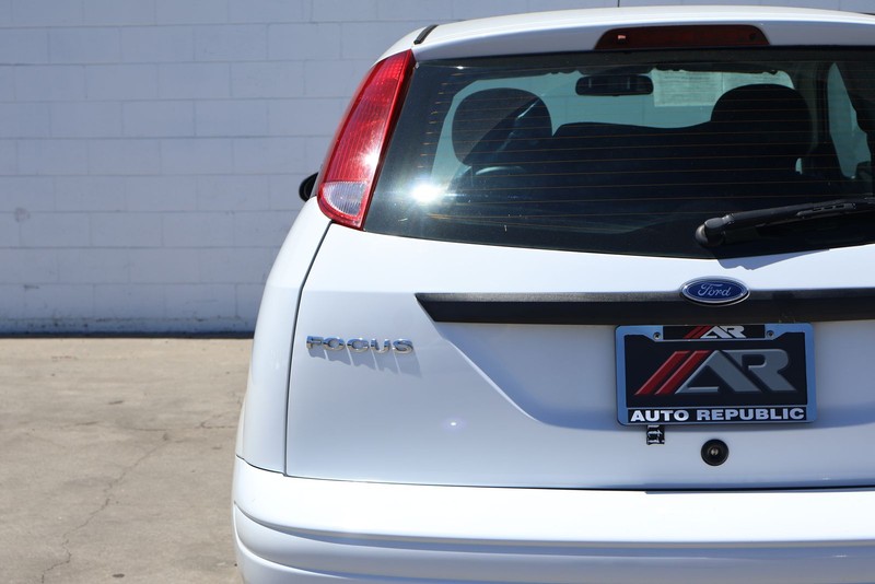 Ford Focus Hatchback Vehicle Full-screen Gallery Image 05