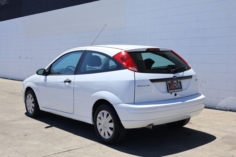 Ford Focus Hatchback Vehicle Full-screen Gallery Image 07