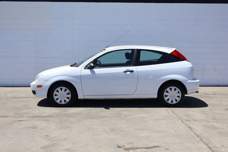Ford Focus Hatchback Vehicle Full-screen Gallery Image 08