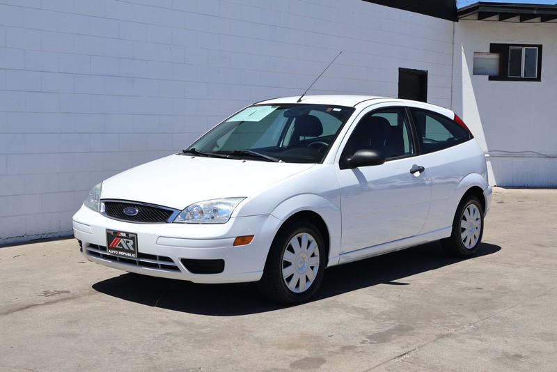 Ford Focus Hatchback Vehicle Full-screen Gallery Image 09