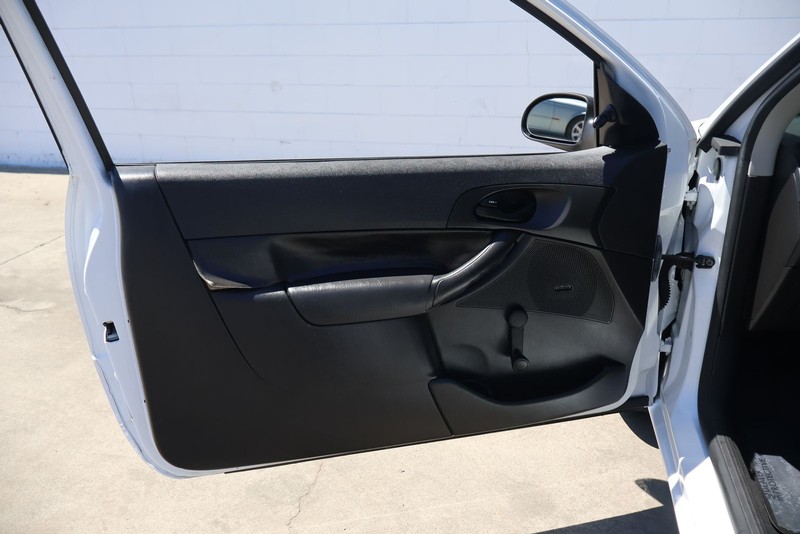 Ford Focus Hatchback Vehicle Full-screen Gallery Image 12