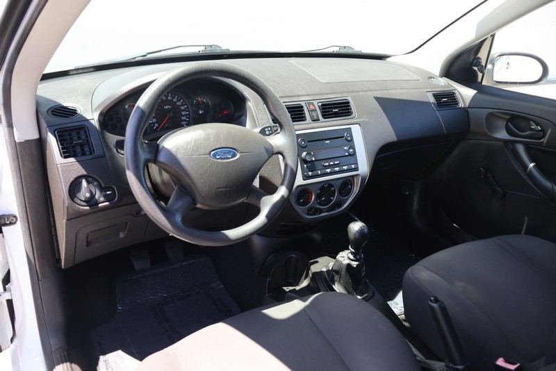 Ford Focus Hatchback Vehicle Full-screen Gallery Image 13