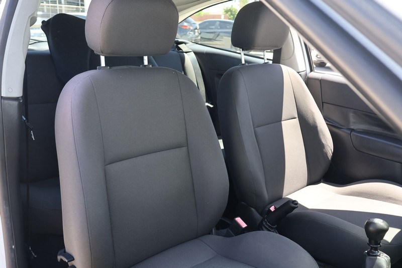 Ford Focus Hatchback Vehicle Full-screen Gallery Image 16