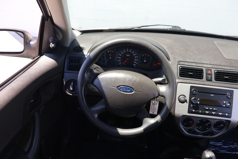 Ford Focus Hatchback Vehicle Full-screen Gallery Image 20
