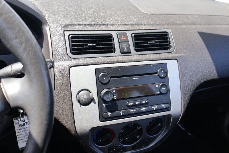 Ford Focus Hatchback Vehicle Full-screen Gallery Image 21