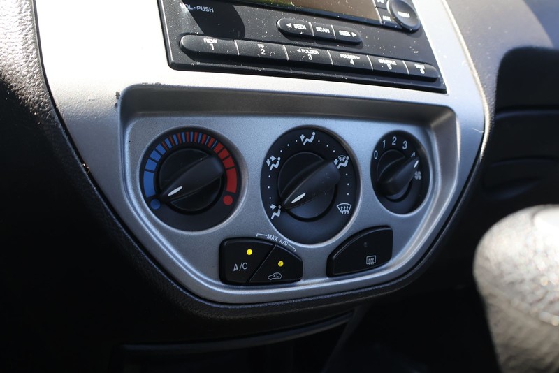 Ford Focus Hatchback Vehicle Full-screen Gallery Image 22