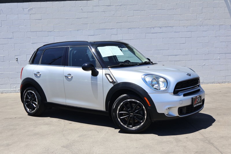 MINI Cooper Countryman Vehicle Full-screen Gallery Image 01