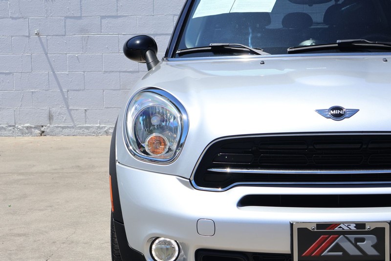 MINI Cooper Countryman Vehicle Full-screen Gallery Image 03