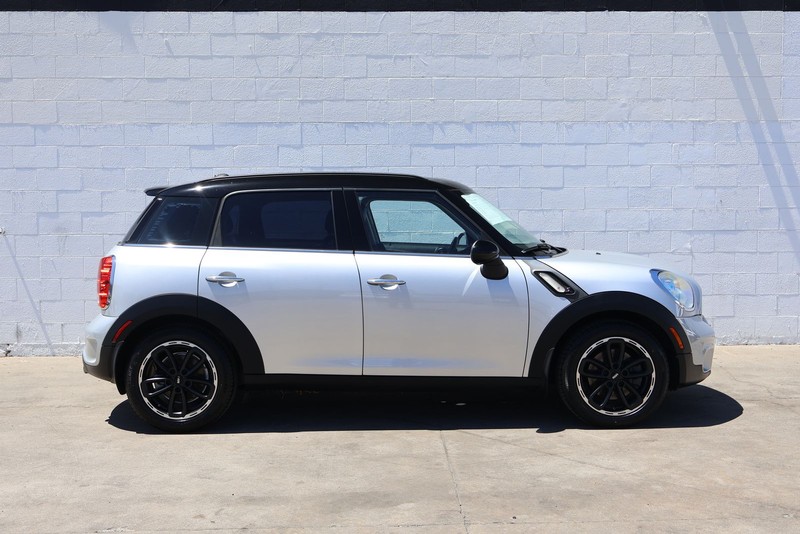 MINI Cooper Countryman Vehicle Full-screen Gallery Image 04