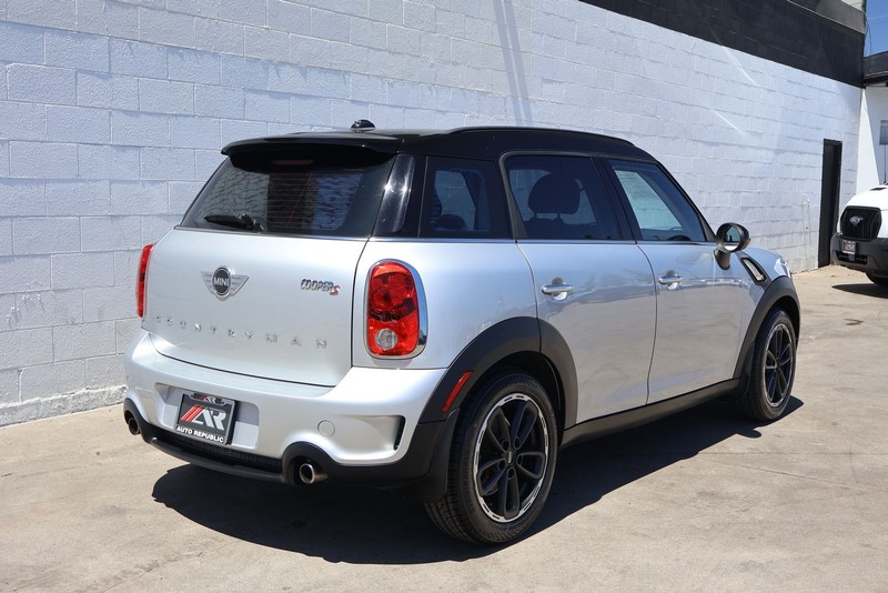 MINI Cooper Countryman Vehicle Full-screen Gallery Image 05