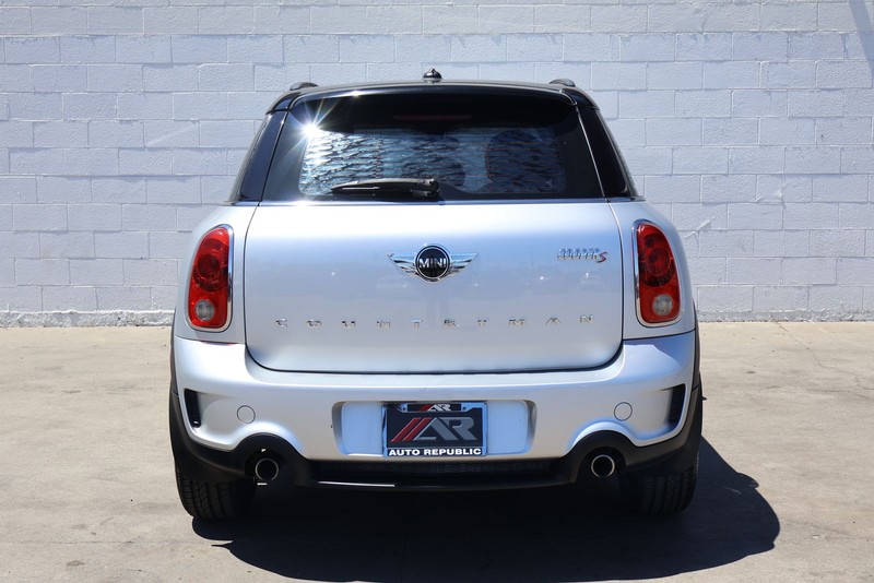 MINI Cooper Countryman Vehicle Full-screen Gallery Image 06