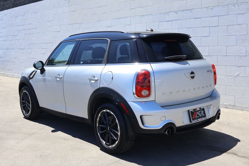 MINI Cooper Countryman Vehicle Full-screen Gallery Image 09