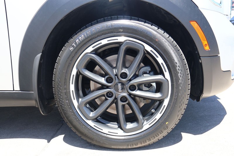 MINI Cooper Countryman Vehicle Full-screen Gallery Image 13