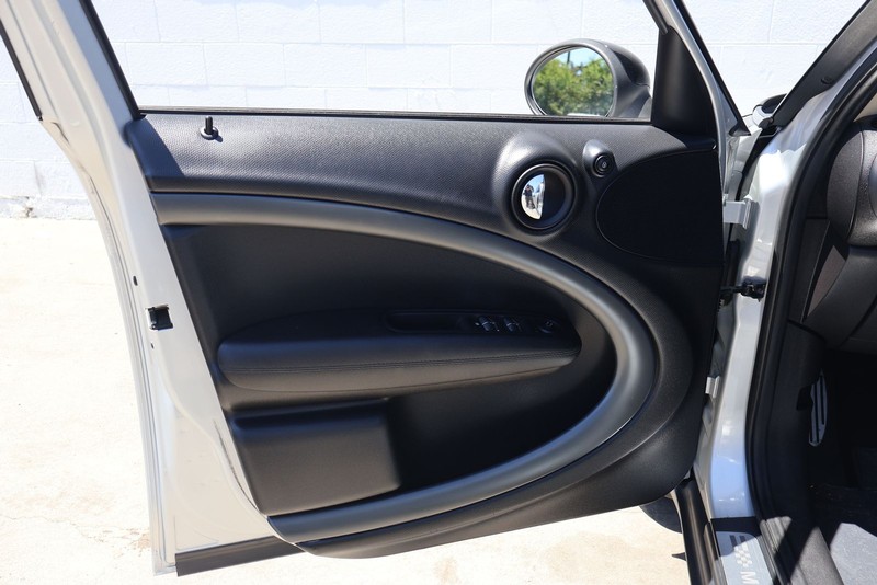 MINI Cooper Countryman Vehicle Full-screen Gallery Image 14